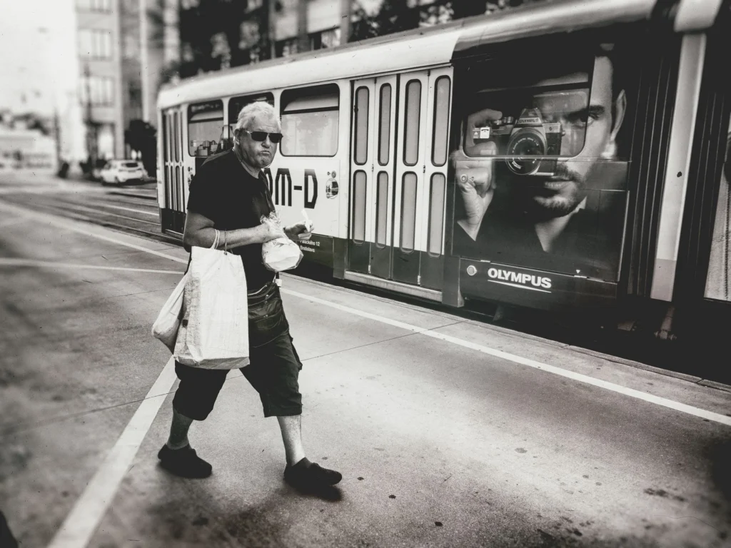 Chodec pred električkou (foto: Rudolf Baranovič)