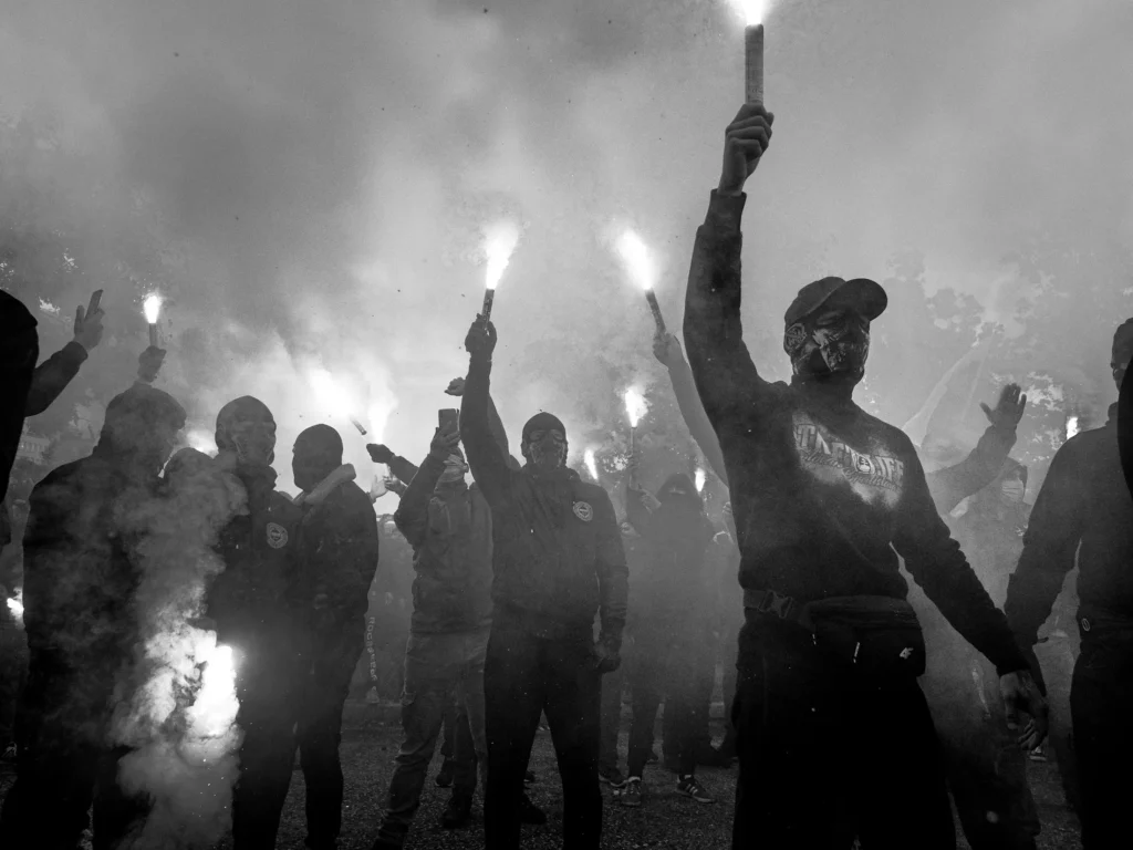 Fanúšikovia so svetlicami (foto: Rudolf Baranovič)